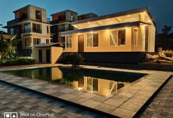 ROYAL MEADOWS IGATPURI 2BHK POOLSIDE VILLA has Balcony rooms