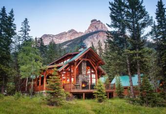 Cathedral Mountain Lodge has Balcony rooms