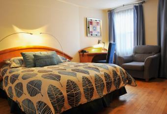 Auberge Le Pomerol has rooms with a private hot tub