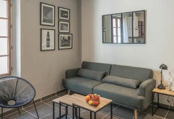 Appartement c  ur de ville au pied de la sorgue allows 18 year olds to book a room