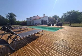 Mas avec piscine et jacuzzi sur Argeles sur Mer has rooms with a private hot tub