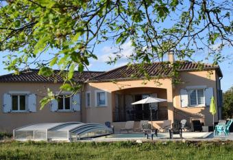 Villa de charme avec piscine couverte et 2500m2 de terrain has Balcony rooms