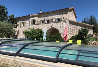 Maison de charme avec piscine couverte et 9000m2 has Balcony rooms