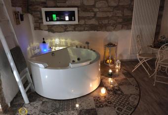 VenuSuite VENOSA - luxury house & relax - allows 18 year olds to book a room