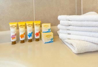 8th Fl. Waikiki Sunset Close to Beach Parking has rooms with a private hot tub