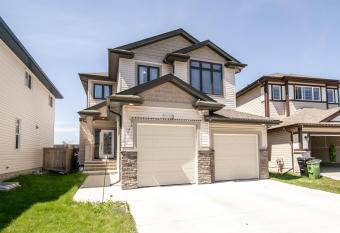 LARGE DESIGNER HOME I w Games Room I Double Garage & Fast WiFi! has Balcony rooms