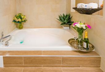 Best Western Plus Toronto Airport Hotel has rooms with a private hot tub