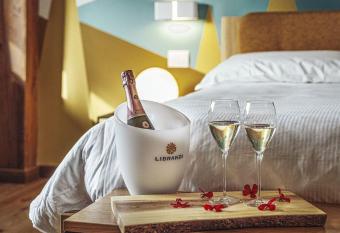 Chalet Lago has rooms with a private hot tub