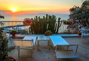 Villa La Quiete has Balcony rooms