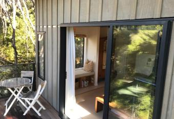 Treetop Tranquility has Balcony rooms