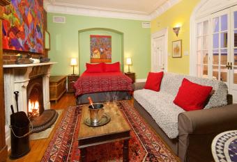 Auberge Les Bons Matins has rooms with a private hot tub