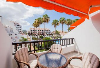 Parque Santiago II, Las Am  ricas allows 18 year olds to book a room