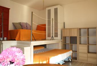 Appartamento monolocale Peschiera del Garda has Balcony rooms