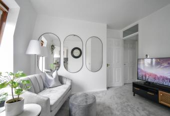 Stylish One Bed Apartment Near Cotswolds RAF allows 18 year olds to book a room
