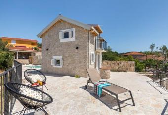 Peaceful Stone Nest with private pool has Balcony rooms