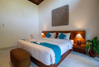 Villa Sayang Sanur I has rooms with a private hot tub