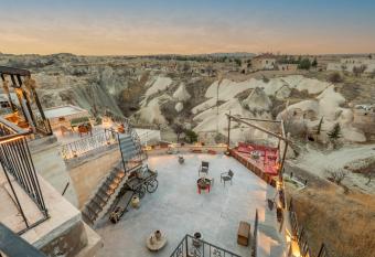 Cappadocia Sinasos Villa has rooms with a private hot tub