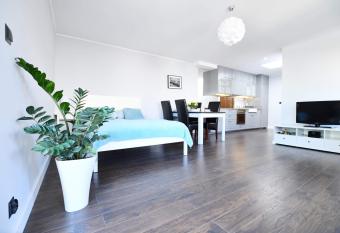 Apatament przy Per  owej Przystani allows 18 year olds to book a room