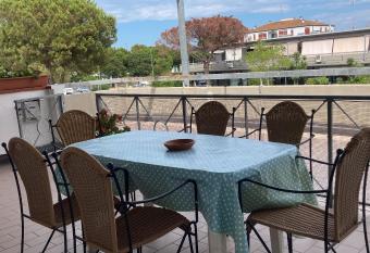 Appartamento al Mare con due Terrazze has Balcony rooms