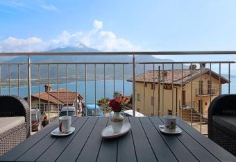 Casa Andrea has Balcony rooms