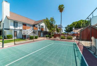 Metro Phx Studio Queen Sleeps 4 Heated Pool has Balcony rooms