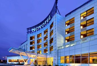 Novotel Montreal Aeroport allows 18 year olds to book a room
