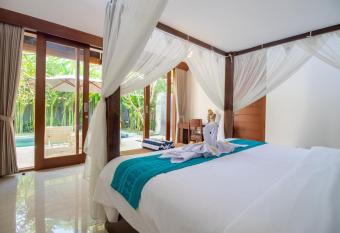 Villa Sayang Sanur II has rooms with a private hot tub
