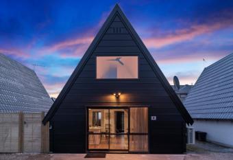 MJ s Cottage Arrowtown has Balcony rooms