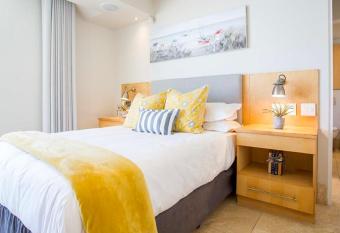 Room in Guest room - Comfy room in a Seafront Villa has Balcony rooms