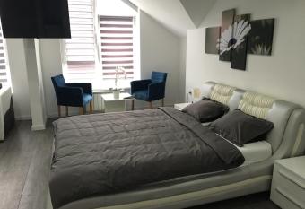 Seti gorgeous apartments with jacuzzi allows 18 year olds to book a room