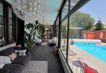 La maison de l   crivaine has Balcony rooms