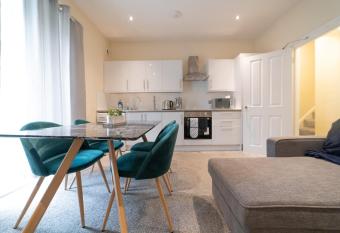 Luxury 3 Bedroom Apartment near Brighton Beach allows 18 year olds to book a room