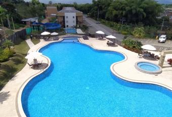 APTO WIFI+ AIRE AC +PISCINAS +JACUZZI +TOBOGAN+BBQ has Balcony rooms