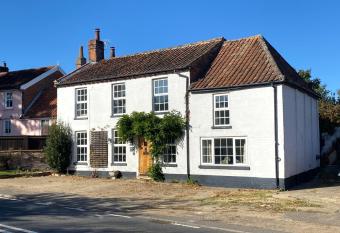 Carlton Cottage Country Retreat - Perfect for Ipswich - Aldeburgh - Southwold - Thorpeness - Sizewell B - Sizewell C - Sleeps 13 has Balcony rooms