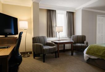 Best Western Ville-Marie Montreal Hotel & Suites has rooms with a private hot tub