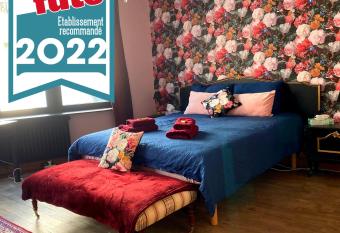 The Pink Studio - Exceptional location IN city center - Unique & Elegant allows 18 year olds to book a room
