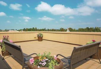 La Quinta Inn by Wyndham Vancouver Airport allows 18 year olds to book a room