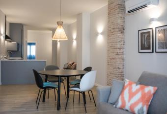 Apartamentos L  bere Valencia Jard  n Bot  nico allows 18 year olds to book a room