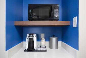 Holiday Inn Express & Suites Mississauga-Toronto Southwest By IHG has rooms with a private hot tub