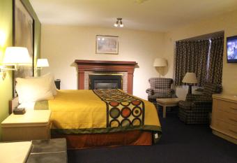 Super 8 by Wyndham Niagara Falls North has rooms with a private hot tub