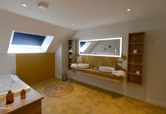 Les Cotonnades Lorient has rooms with a private hot tub