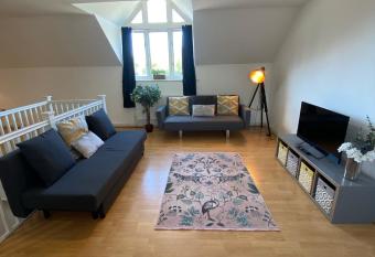 Modern Spacious Flat In Ipswich - Sleeps 6 - Parking allows 18 year olds to book a room