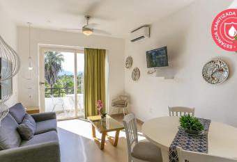 Condominio Taheima El Tigre has rooms with a private hot tub