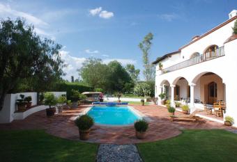 La Casona de los Colibr  es has rooms with a private hot tub