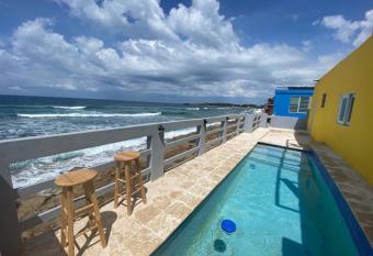 Casita Familiar con Vista al Mar y Piscina allows 18 year olds to book a room