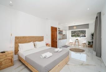 Amalia has Balcony rooms