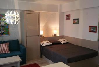 GARSONIERA Sinaia Central cu terasa in aer liber nu este la subsol blocul este in panta si numerotat de la minus 1 has Balcony rooms