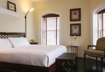 Hotel Place D'armes has Balcony rooms