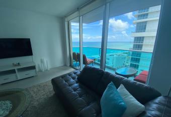 Departamento frente al mar con salida directa a playa. has rooms with a private hot tub