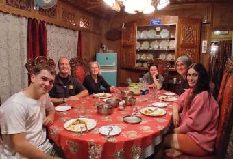 Houseboat young wild Rose allows 18 year olds to book a room